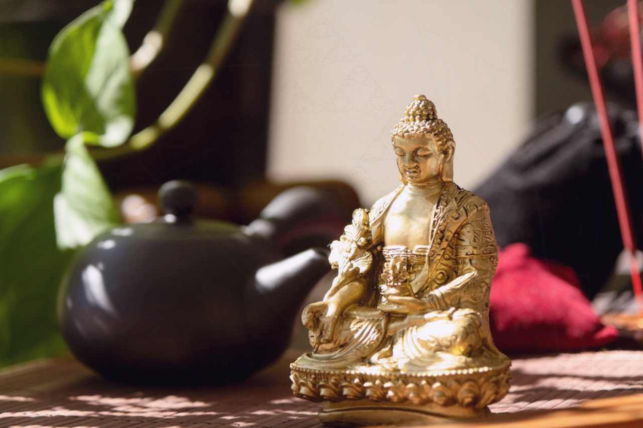 Practician yoga într-un cadru aromatic